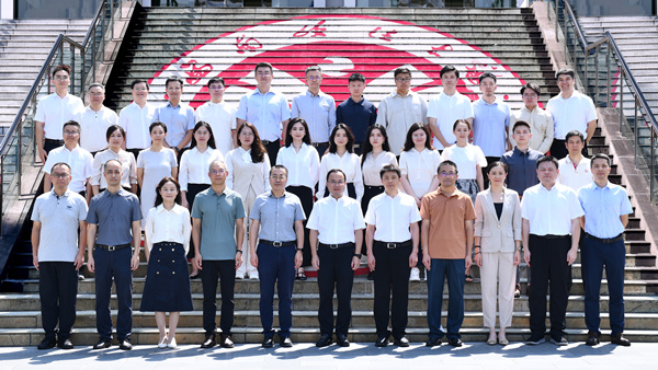 总体国家安全观理论阐释与创新实践团队成员合影。西南政法大学供图