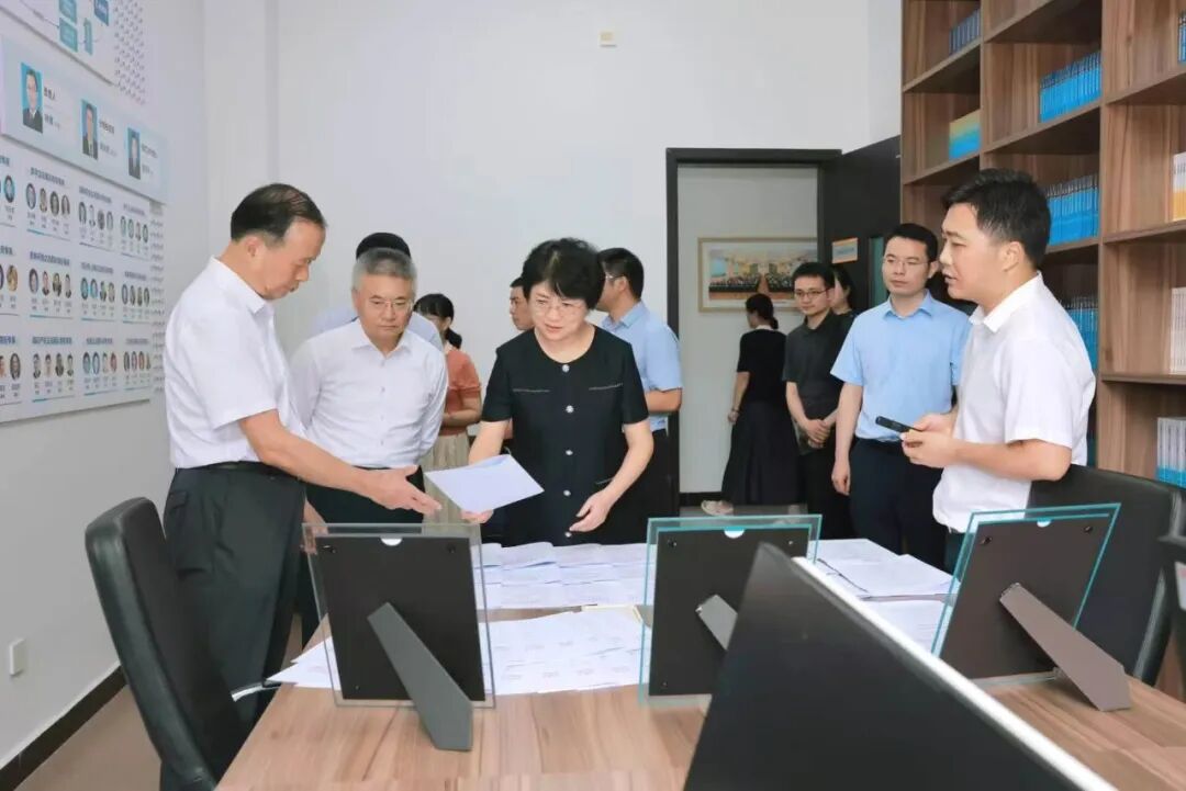 全国人大常委会法工委副主任曾萍来校调研