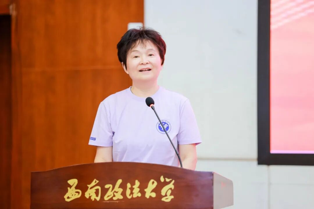 校友代表丛莉朗读.jpg